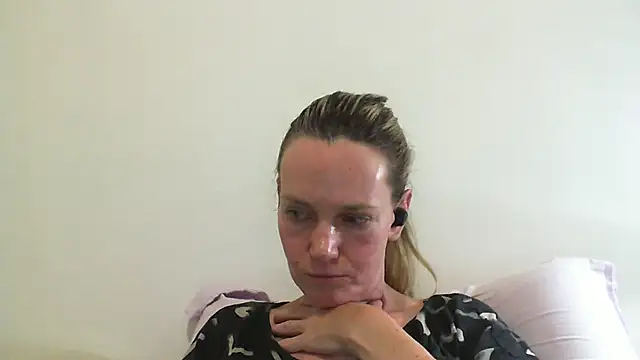 Snapshot of Annylove1 chatting on February 16, 2025, 12:52 am Annylove1 online show from February 16, 2025, 12:52 am