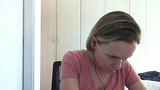 Snapshot of Annylove1 chatting on March 5, 2025, 12:55 pm Annylove1 online show from March 5, 2025, 12:55 pm