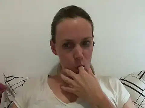 Snapshot of Annylove1 chatting on March 19, 2025, 10:42 pm Annylove1 online show from March 19, 2025, 10:42 pm