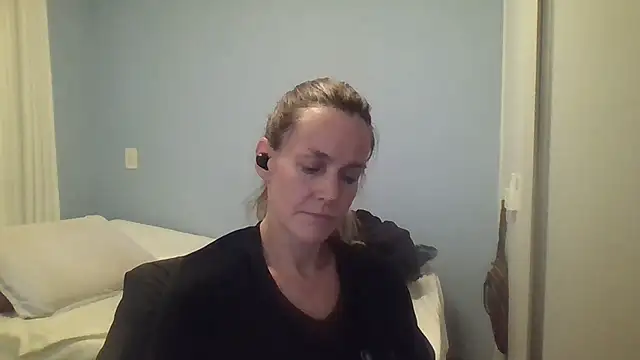 Snapshot of Annylove1 chatting on October 18, 2025, 12:13 am Annylove1 online show from October 18, 2025, 12:13 am