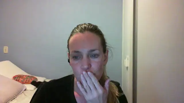 Snapshot of Annylove1 chatting on October 19, 2025, 12:22 am Annylove1 online show from October 19, 2025, 12:22 am