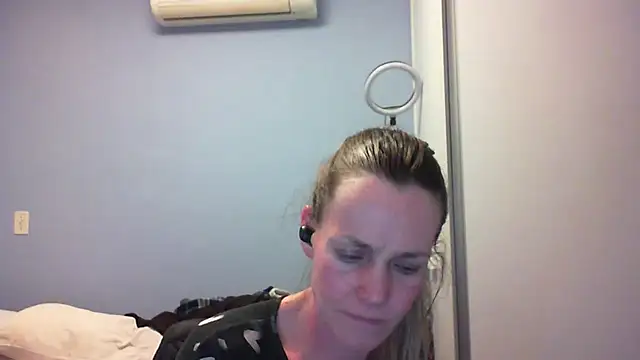 Snapshot of Annylove1 chatting on October 27, 2025, 12:04 am Annylove1 online show from October 27, 2025, 12:04 am