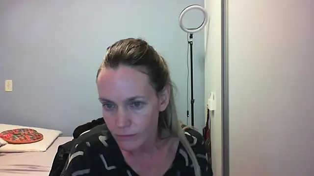 Snapshot of Annylove1 chatting on October 31, 2025, 12:11 am Annylove1 online show from October 31, 2025, 12:11 am