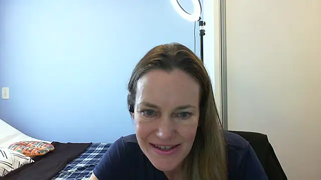 Snapshot of Annylove1 chatting on November 5, 2025, 11:43 am Annylove1 online show from November 5, 2025, 11:43 am