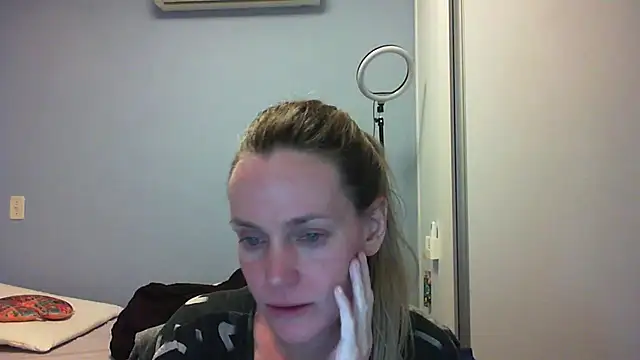 Snapshot of Annylove1 chatting on November 8, 2025, 12:11 am Annylove1 online show from November 8, 2025, 12:11 am