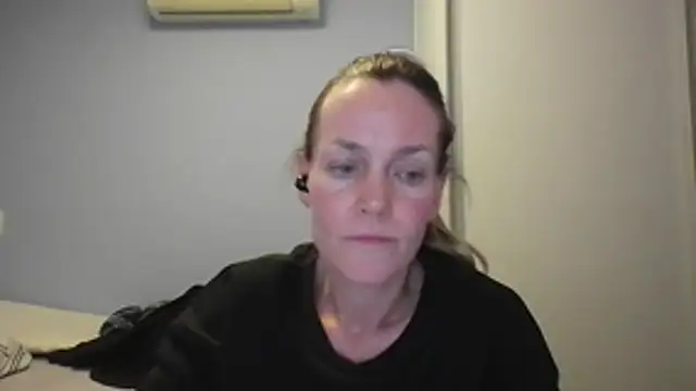 Snapshot of Annylove1 chatting on November 15, 2025, 12:19 am Annylove1 online show from November 15, 2025, 12:19 am