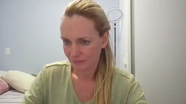 Snapshot of Annylove1 chatting on April 19, 2026, 1:05 am Annylove1 online show from April 19, 2026, 1:05 am