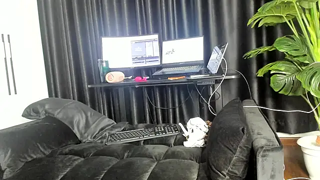 naughty bigass online show from March 10, 2026, 8:14 pm