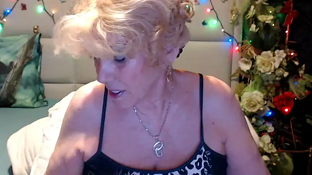 HappyWomanOn online show from June 3, 2026, 6:13 pm