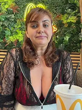 Snapshot of AnneKane chatting on June 15, 2026, 9:44 am AnneKane online show from June 15, 2026, 9:44 am