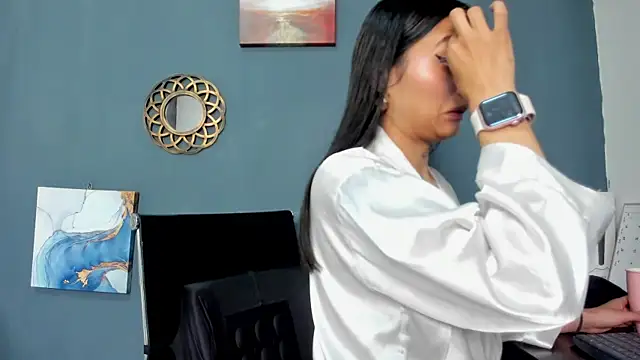 nia  white online show from December 11, 2024, 4:09 pm