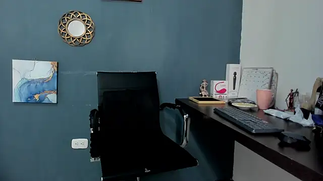 nia  white online show from December 19, 2024, 4:46 pm