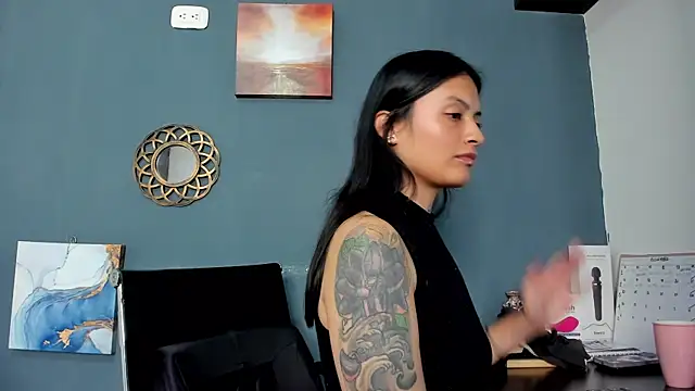 nia  white online show from December 23, 2024, 8:03 pm