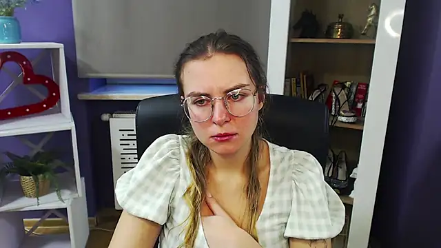 Zoey Erotic online show from December 16, 2024, 9:03 am