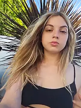 Elnonoykeila77 online show from January 18, 2026, 9:18 pm