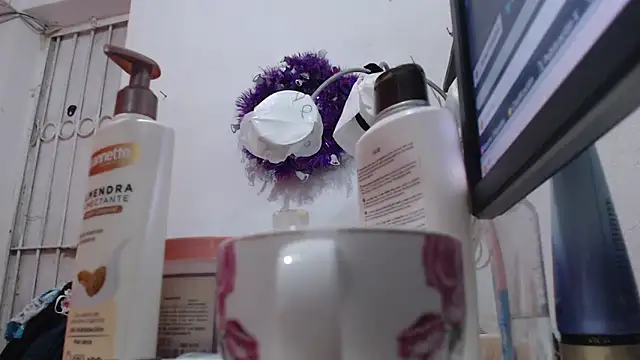Snapshot of heyline_milf chatting on April 26, 2026, 3:10 pm heyline milf online show from April 26, 2026, 3:10 pm