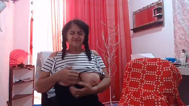 Snapshot of heyline_milf chatting on June 8, 2026, 2:06 pm heyline milf online show from June 8, 2026, 2:06 pm