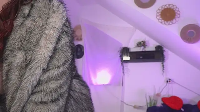 Snapshot of Amaliamour chatting on October 28, 2025, 3:43 am Amaliamour online show from October 28, 2025, 3:43 am