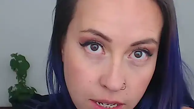 charlottezoe15 online show from June 12, 2026, 5:34 pm