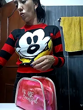 LunaZambrano online show from February 24, 2025, 6:47 pm