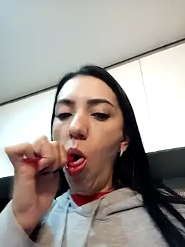 LunaZambrano online show from February 25, 2025, 1:50 pm