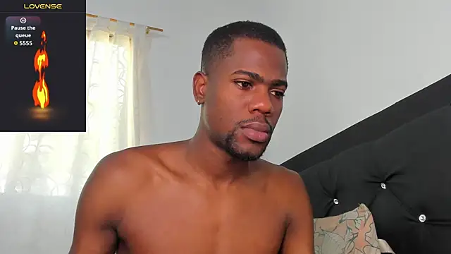 Snapshot of santi_brown chatting on September 23, 2025, 7:39 pm santi brown online show from September 23, 2025, 7:39 pm