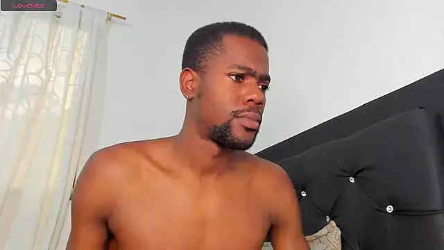 Snapshot of santi_brown chatting on October 11, 2025, 9:35 pm santi brown online show from October 11, 2025, 9:35 pm