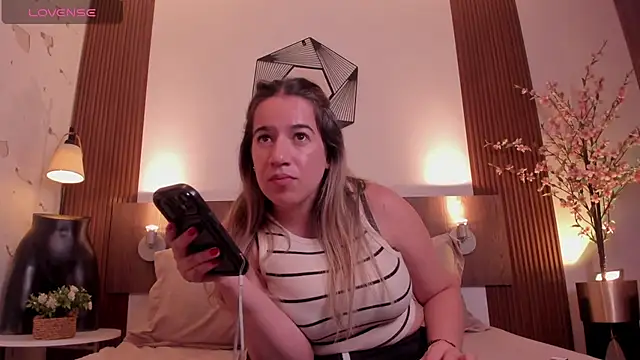 Antonellachic73 online show from April 20, 2026, 10:00 pm