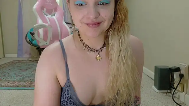 Emihaze online show from March 18, 2026, 5:38 pm