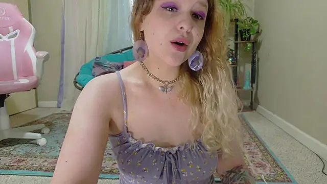 Snapshot of Emihaze chatting on May 8, 2026, 3:17 pm Emihaze online show from May 8, 2026, 3:17 pm