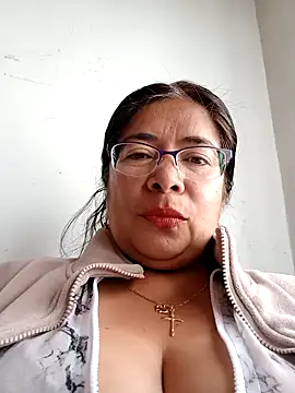 Snapshot of __valentina18 chatting on December 15, 2024, 1:43 pm valentina18 online show from December 15, 2024, 1:43 pm