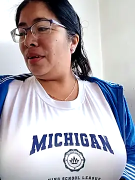 Snapshot of __valentina18 chatting on February 21, 2025, 1:11 pm valentina18 online show from February 21, 2025, 1:11 pm