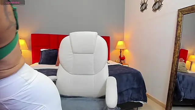  Nicoletteshea  online show from December 18, 2025, 8:37 pm