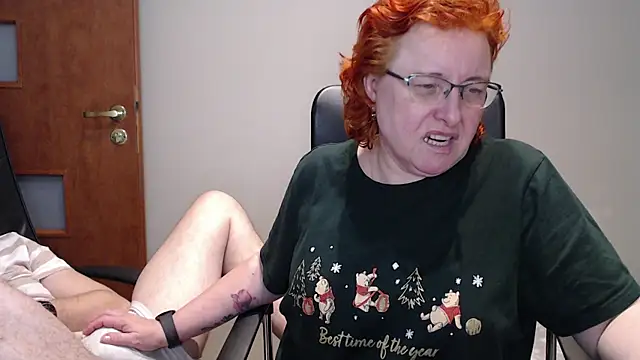 Snapshot of JoannaAndNeighbour chatting on December 30, 2024, 8:47 pm JoannaAndNeighbour online show from December 30, 2024, 8:47 pm