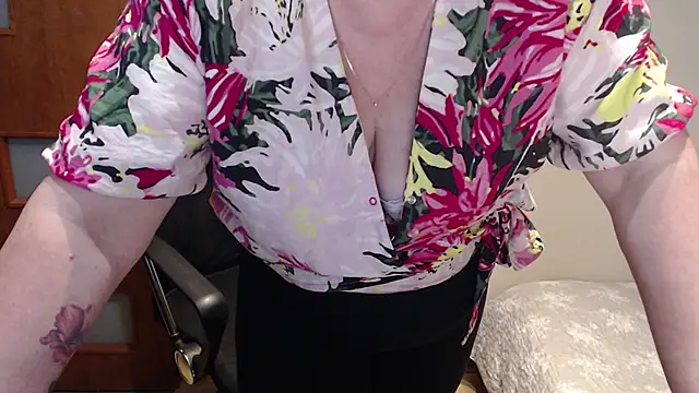 Snapshot of JoannaAndNeighbour chatting on February 3, 2025, 11:42 am JoannaAndNeighbour online show from February 3, 2025, 11:42 am