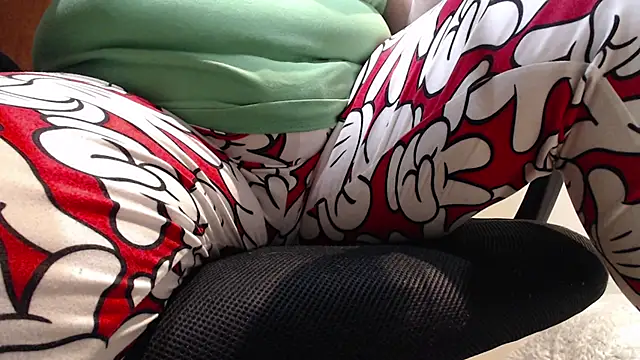 Snapshot of JoannaAndNeighbour chatting on February 18, 2025, 11:11 am JoannaAndNeighbour online show from February 18, 2025, 11:11 am