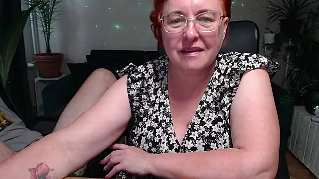Snapshot of JoannaAndNeighbour chatting on September 9, 2025, 9:42 am JoannaAndNeighbour online show from September 9, 2025, 9:42 am