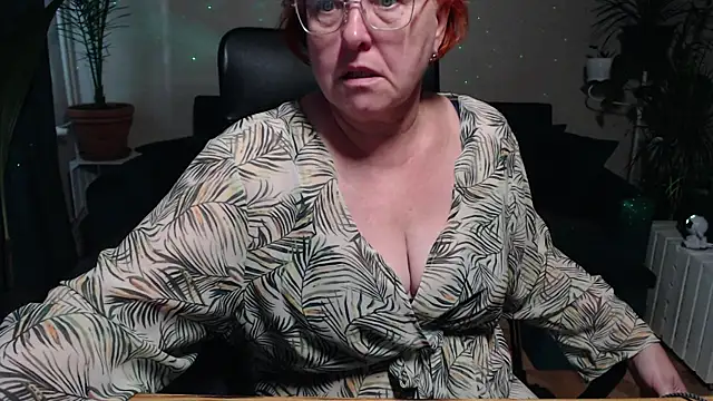 Snapshot of JoannaAndNeighbour chatting on September 10, 2025, 7:41 am JoannaAndNeighbour online show from September 10, 2025, 7:41 am