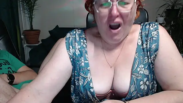 Snapshot of JoannaAndNeighbour chatting on October 11, 2025, 8:35 am JoannaAndNeighbour online show from October 11, 2025, 8:35 am