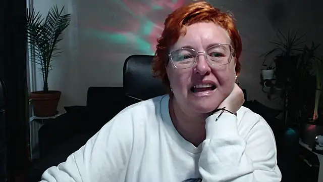 Snapshot of JoannaAndNeighbour chatting on October 17, 2025, 8:17 am JoannaAndNeighbour online show from October 17, 2025, 8:17 am