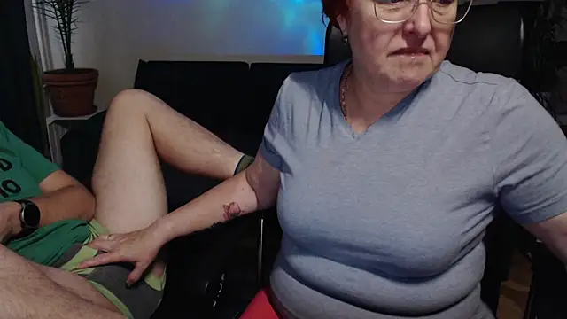 Snapshot of JoannaAndNeighbour chatting on October 31, 2025, 8:04 am JoannaAndNeighbour online show from October 31, 2025, 8:04 am