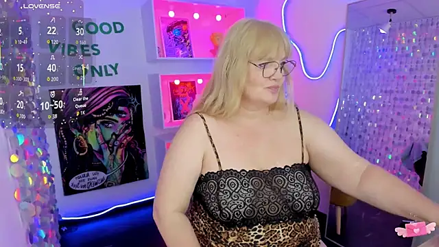NicoleKind online show from July 15, 2026, 5:23 am