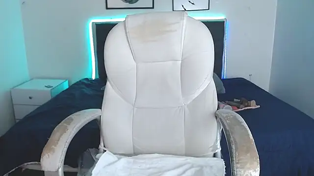 selena yourmilf online show from November 26, 2025, 5:47 pm