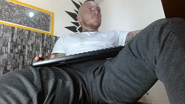 Snapshot of stripnolimits chatting on October 4, 2025, 5:44 pm stripnolimits online show from October 4, 2025, 5:44 pm