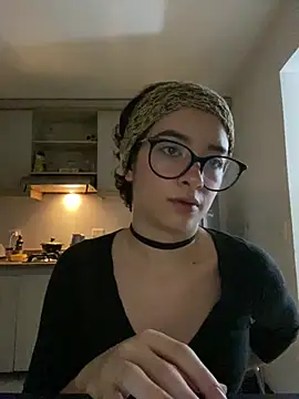 Snapshot of _Lunnaa_ chatting on May 6, 2026, 12:19 am Lunnaa online show from May 6, 2026, 12:19 am