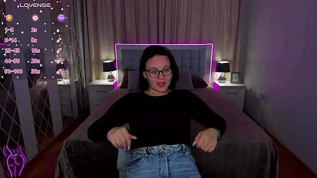 EsterLogan online show from September 26, 2025, 10:30 am