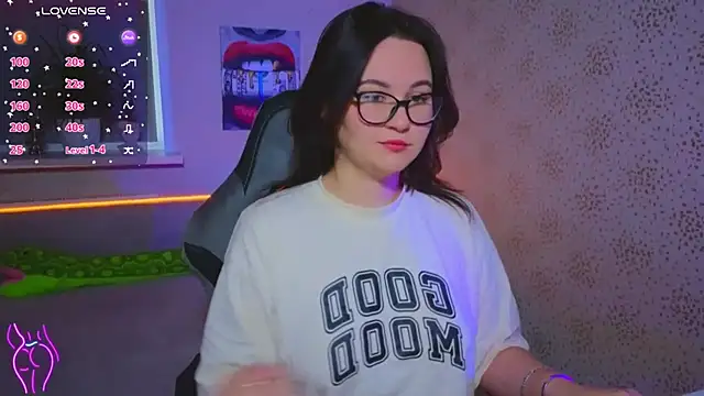 EsterLogan online show from November 2, 2025, 11:12 am