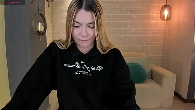 NiaHolland online show from October 26, 2025, 6:14 pm