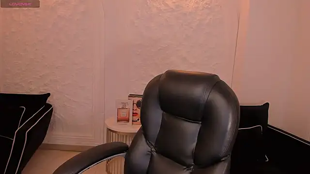 MollyJones  online show from July 5, 2026, 12:01 pm