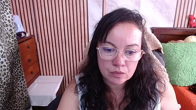 Sonialorens  online show from September 22, 2025, 4:53 pm